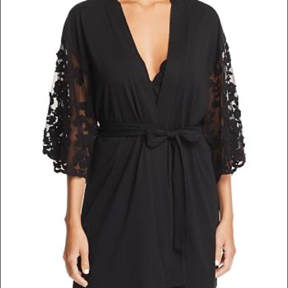 Flora Nikrooz
Alexiss Embroidered-Sleeve Robe NEW